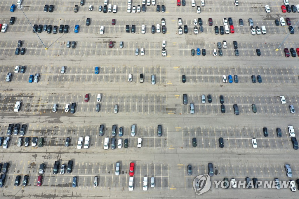지난 24일(현지시간) 미 일리노이주 벨비디어에 자리한 피앗크라이슬러(FCA) 생산공장 밖에 갖 제조된 차량이 주차돼있다. [AFP=연합뉴스 자료사진]