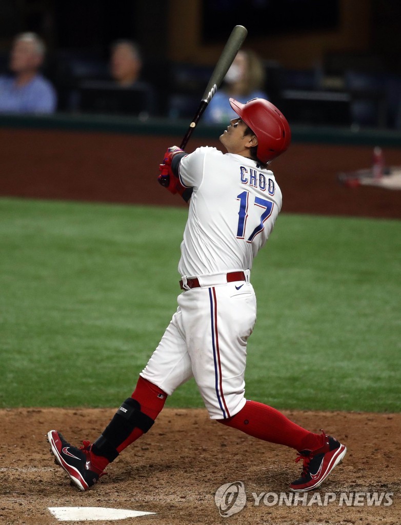 In this Getty Images file photo from Aug. 12, 2020, Choo Shin-soo of the Texas Rangers follows through on a sacrifice fly against the Seattle Mariners during a Major League Baseball regular season game at Globe Life Field in Arlington, Texas. (Yonhap)