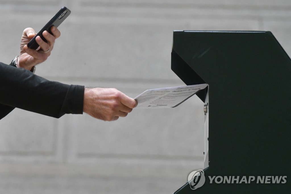 사전투표하며 사진찍는 미 유권자