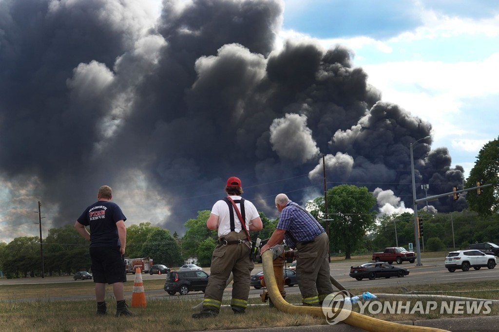 US-EXPLOSION-AT-ROCKTON-CHEMTOOL-PLANT-CAUSES-MASSIVE-CHEMICAL-F