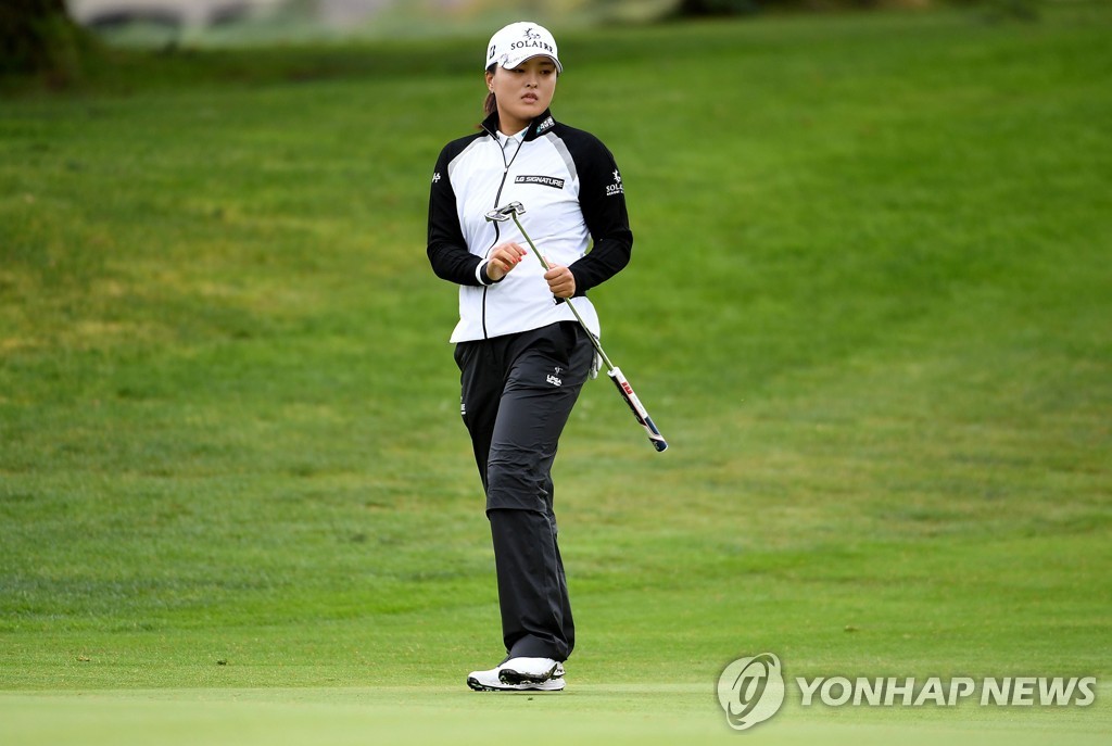In this Getty Images photo, Ko Jin-young of South Korea watches her putt during the final round of the Cambia Portland Classic at the Oregon Golf Club in West Linn, Oregon, on Sept. 19, 2021. (Yonhap)