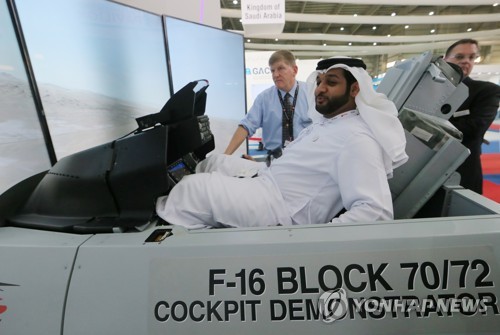 작년 11월 바레인 국제에어쇼에 전시된 F-16 블록70의 조종석 모형
