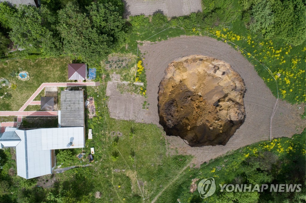 러시아에서 직경 30m, 깊이 15m ′거대 싱크홀′ 발생