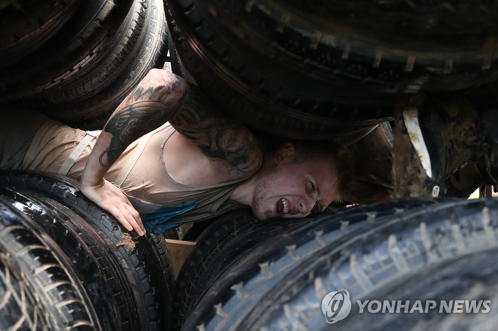 '장애물을 넘어라'…러시아서 여름맞이 '영웅들의 경주' 개최