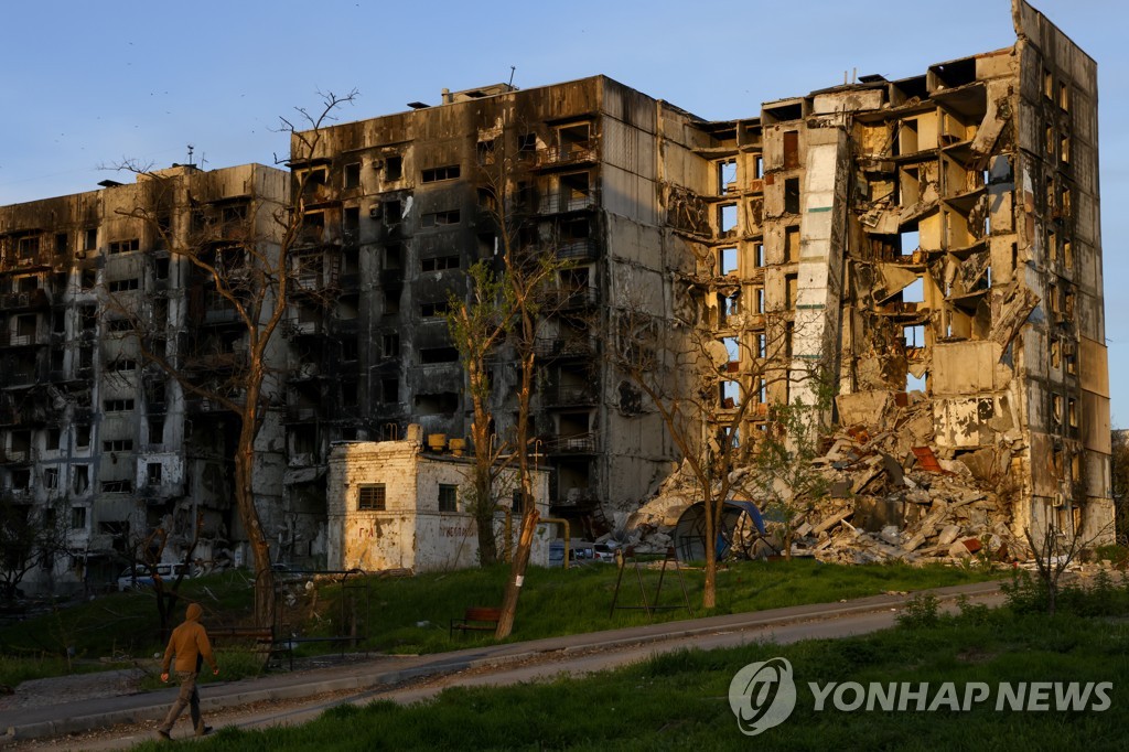 러시아군 공격에 쑥대밭된 마리우폴 아파트