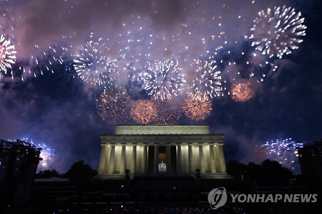 2019년 미국 독립기념일에 워싱턴D.C. 링컨기념관 주변을 장식한 불꽃놀이 