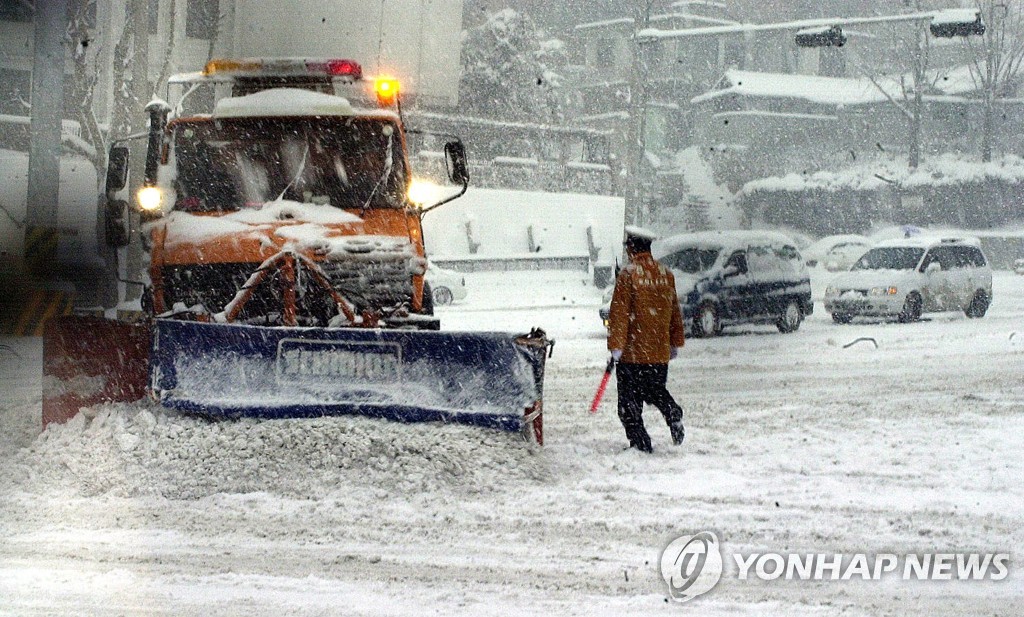 2001년 2월 15일 폭설이 내린 서울 장충체육관 앞의 제설차