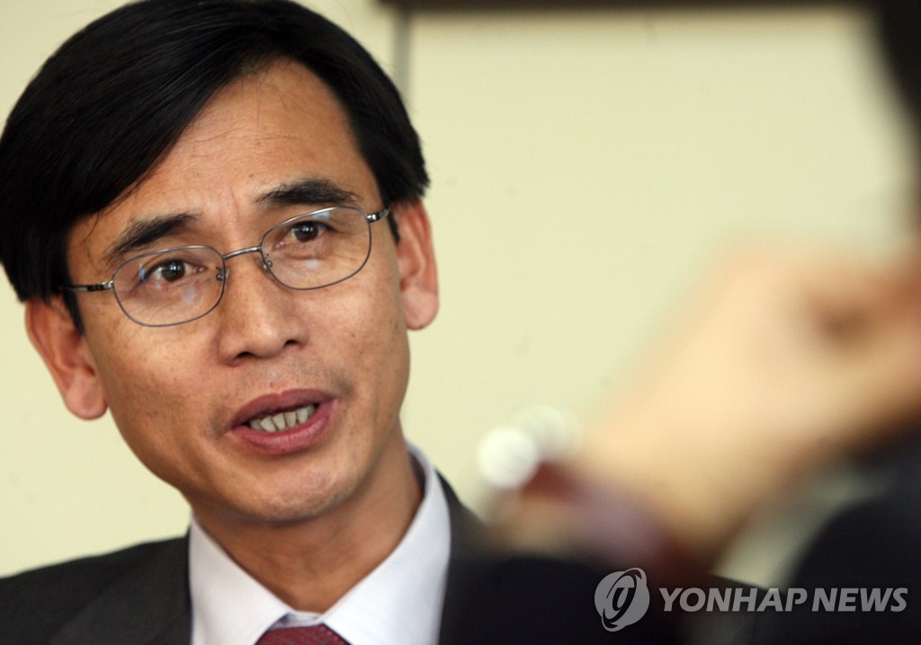 (자료사진) 2007년 복지부장관 시절 인터뷰하는 유시민 전 장관