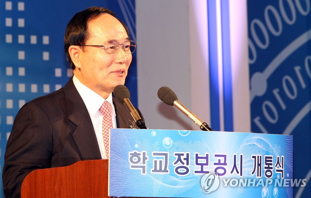인사말하는 안병만 교과부장관