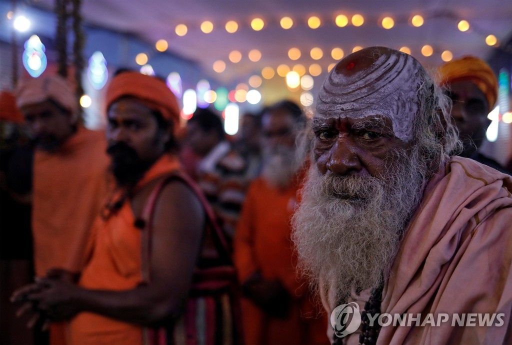 2019년 1월 13일 인도 북부 프라야그라지에서 힌두 축제 '쿰브멜라' 개막을 앞두고 수행자들이 저녁 기도를 올리고 있다. [로이터=연합뉴스]