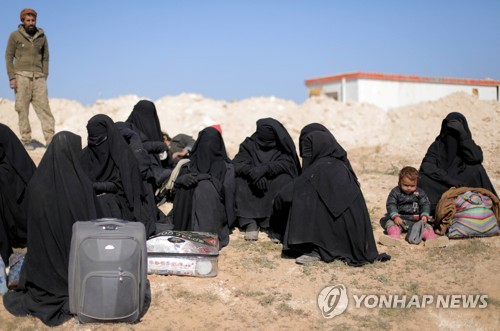 IS 진영에서 대피한 여자와 아이들