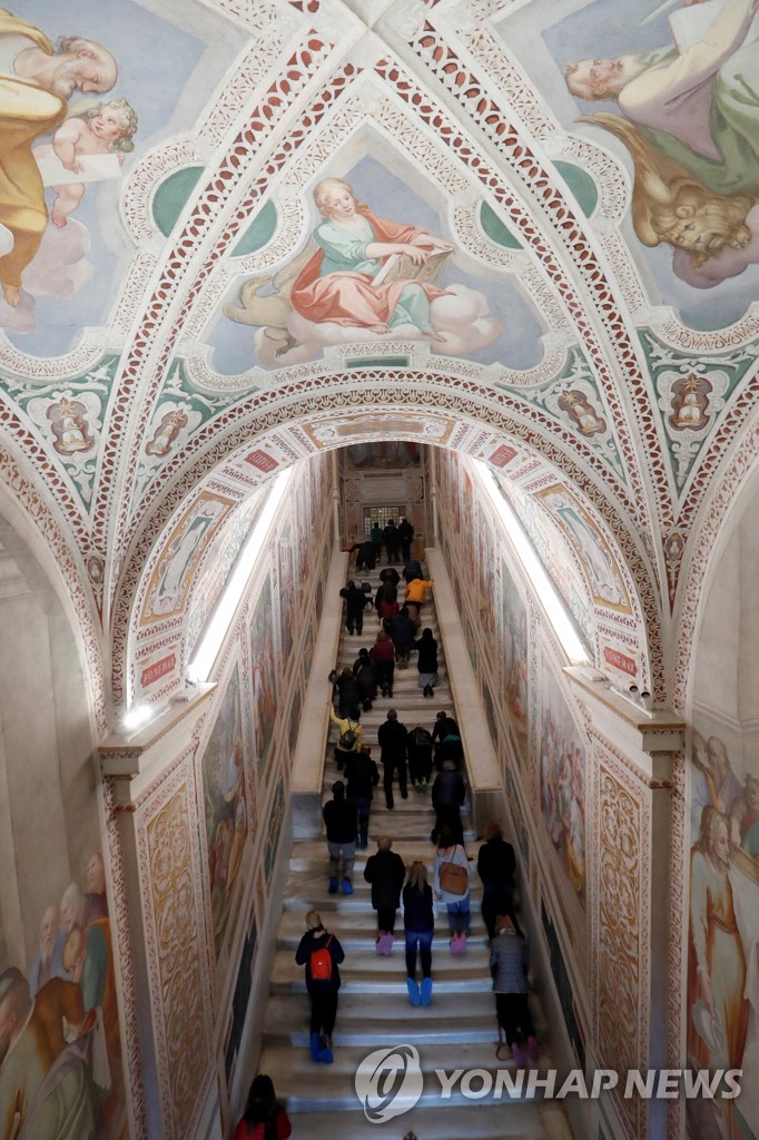 RELIGION-ITALY/STAIRS