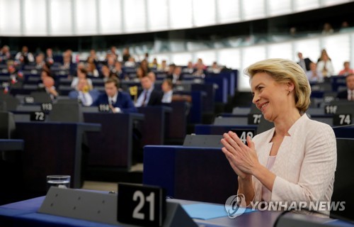 인준투표 통과 자축하는 폰데어라이엔 차기 EU 집행위원장