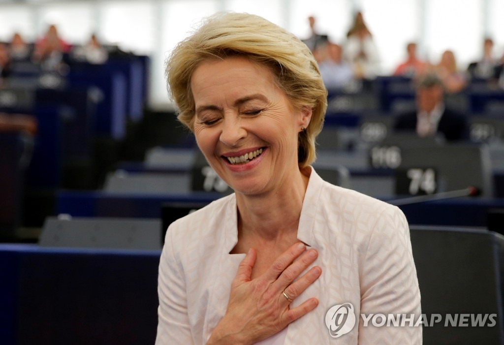 첫 여성 EU 집행위원장에 선출된 폰데어라이엔 독일 국방장관 
