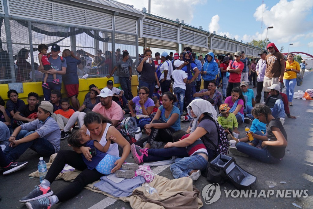 미국-멕시코 국경 다리 점거한 중미 이민자들