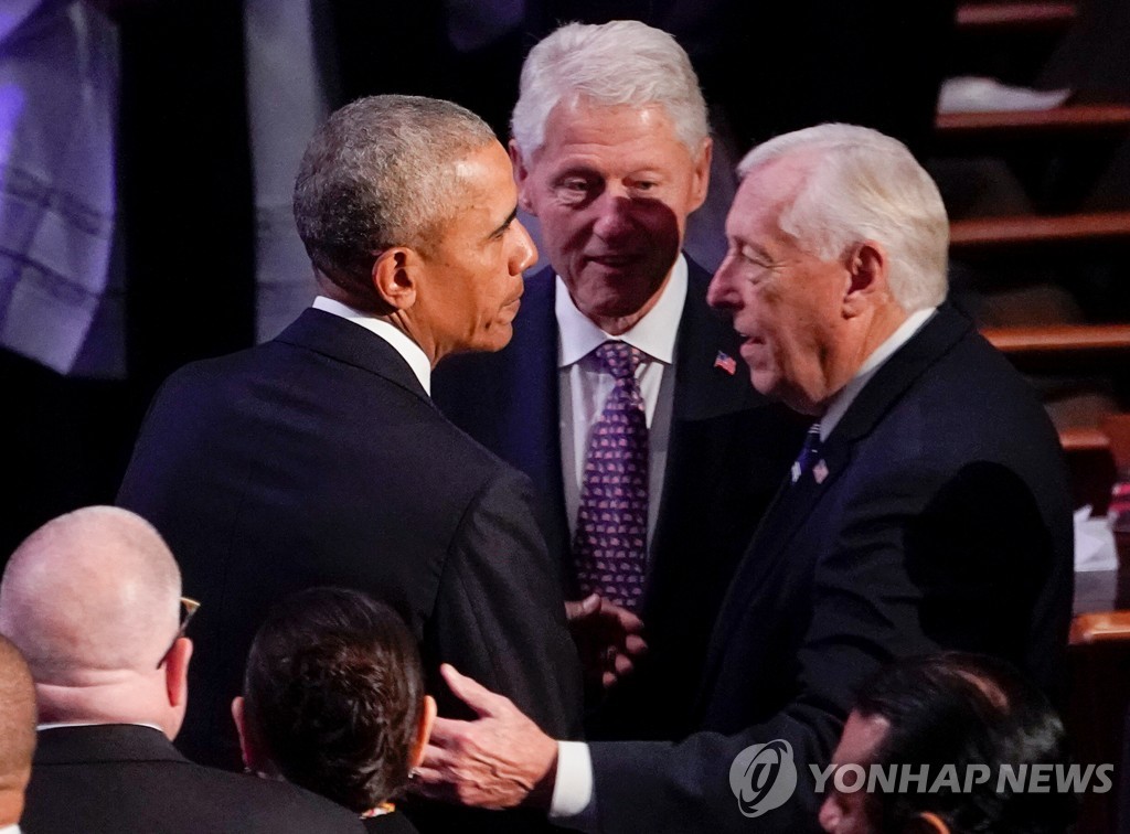 커밍스 의원 장례식에 참석한 버락 오바마, 빌 클린턴 전 대통령