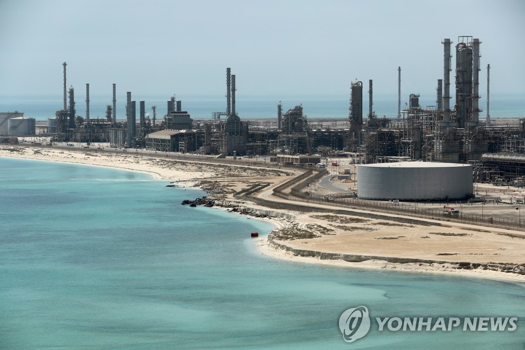 2018년 5월 21일 사우디아라비아 라스 타누라에서 촬영된 국영 석유기업 아람코 소유의 정유 시설 전경. [로이터=연합뉴스]