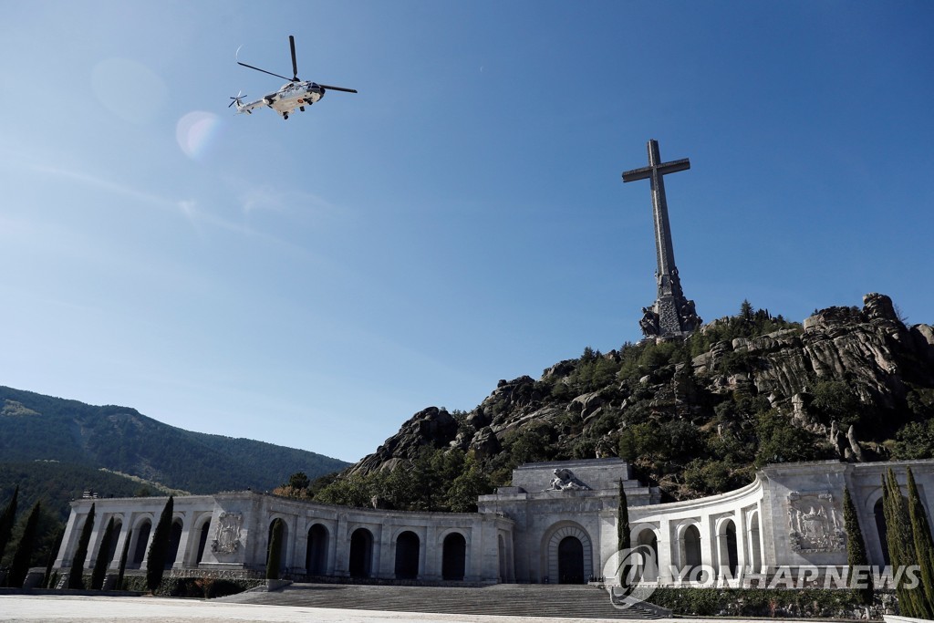 지난달 24일 프랑코의 유해를 실은 헬리콥터가 스페인 '전몰자의 계곡'에서 이륙한 모습. [로이터=연합뉴스 자료사진]