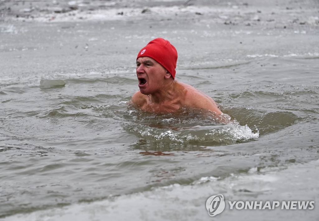 '이열치열'…러시아 옴스크 겨울 수영 클럽 회원들