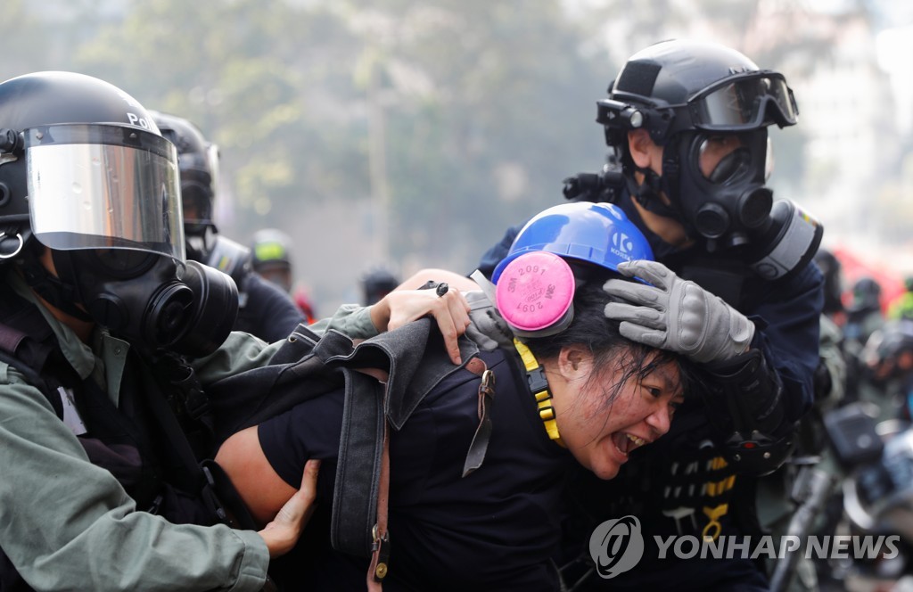 18일 진압 경찰에 연행되는 홍콩 반정부 시위 참가자
