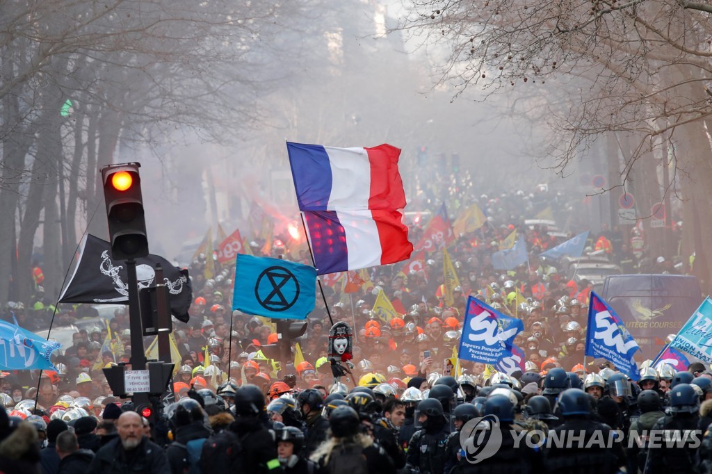 FRANCE-PROTESTS/FIREFIGHTERS