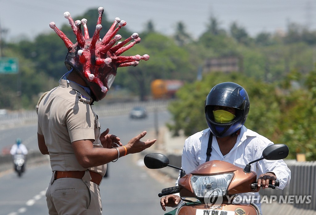 '외출 통제합니다'…인도 검문소에 등장한 코로나19 헬멧 쓴 경찰