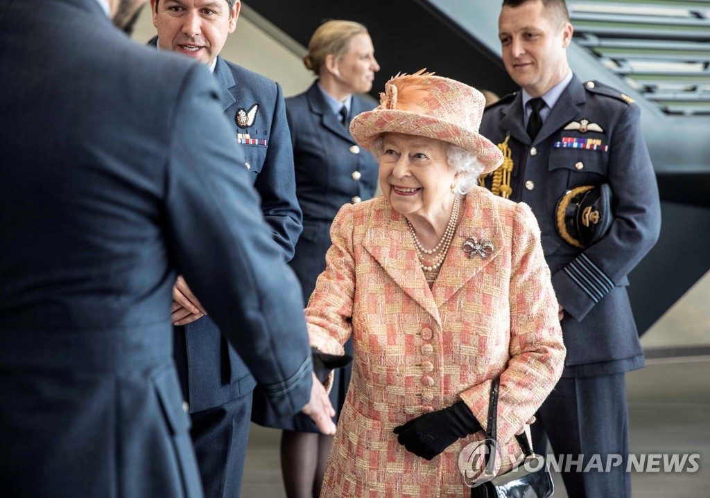 지난 2월 3일 영국 공군 기지를 방문해 격려하는 엘리자베스 2세 영국 여왕 [로이터=연합뉴스 자료사진]