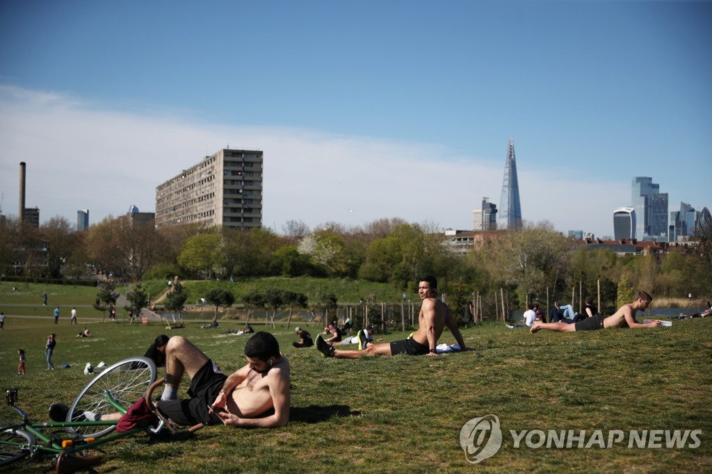 5일 영국 런던의 한 공원에서 일광욕을 즐기는 시민들