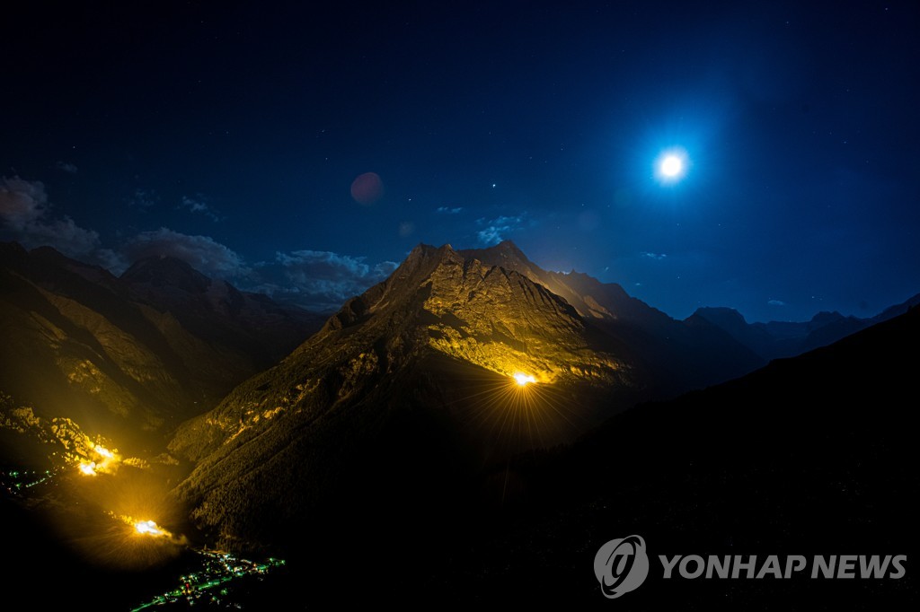 '밝게 빛나는 알프스 산봉우리들'…스위스 건국기념일 행사
