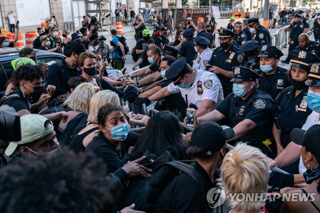 뉴욕시 맨해튼에서 시위대를 막고 있는 NYPD