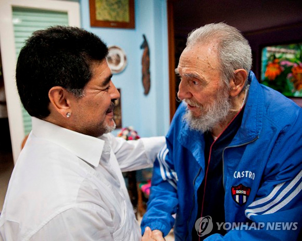2013년 디에고 마라도나와 쿠바 혁명지도자 피델 카스트로가 아바나에서 만난 모습