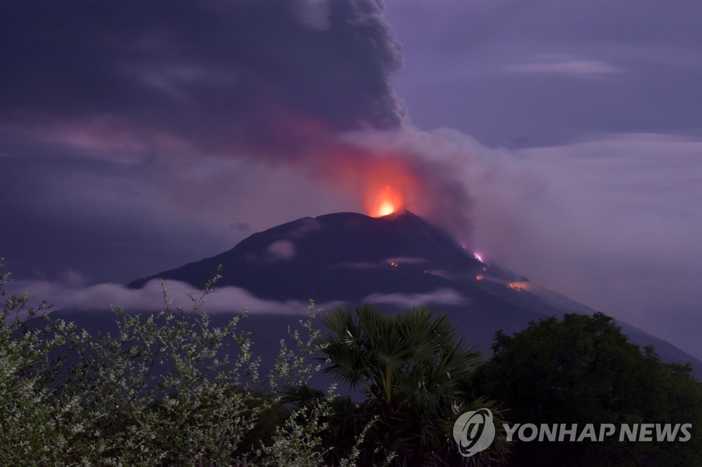 인도네시아 3개 화산 부글부글…주민 수천 명 대피