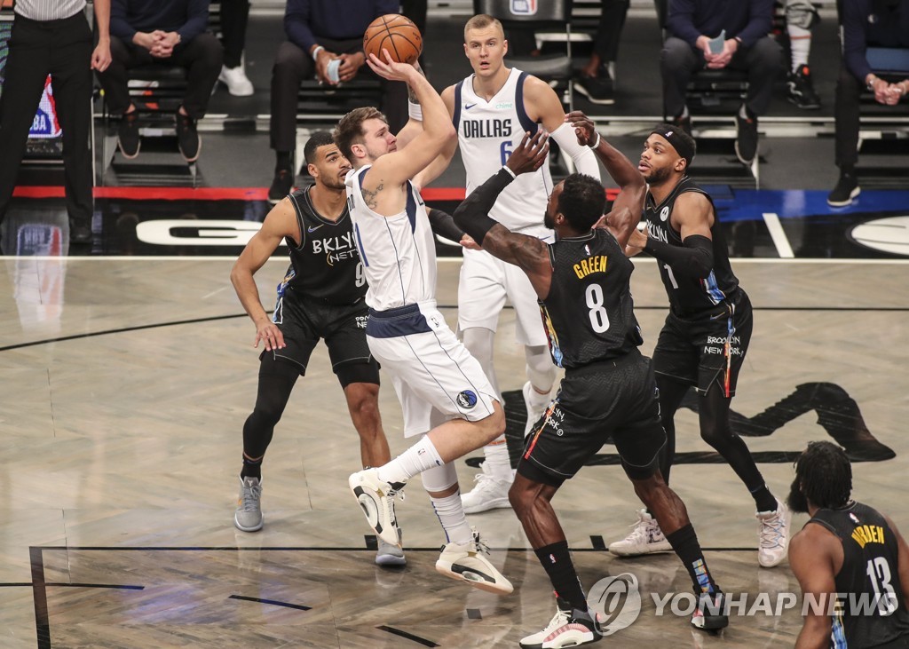 점프 슛하는 댈러스의 루카 돈치치.