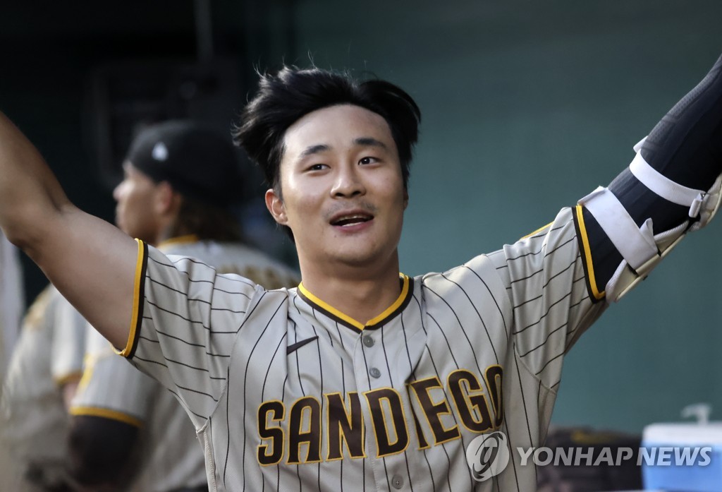 ′드디어 터졌다′ 김하성 MLB 첫 홈런…왼쪽 폴 맞힌 동점 솔로포