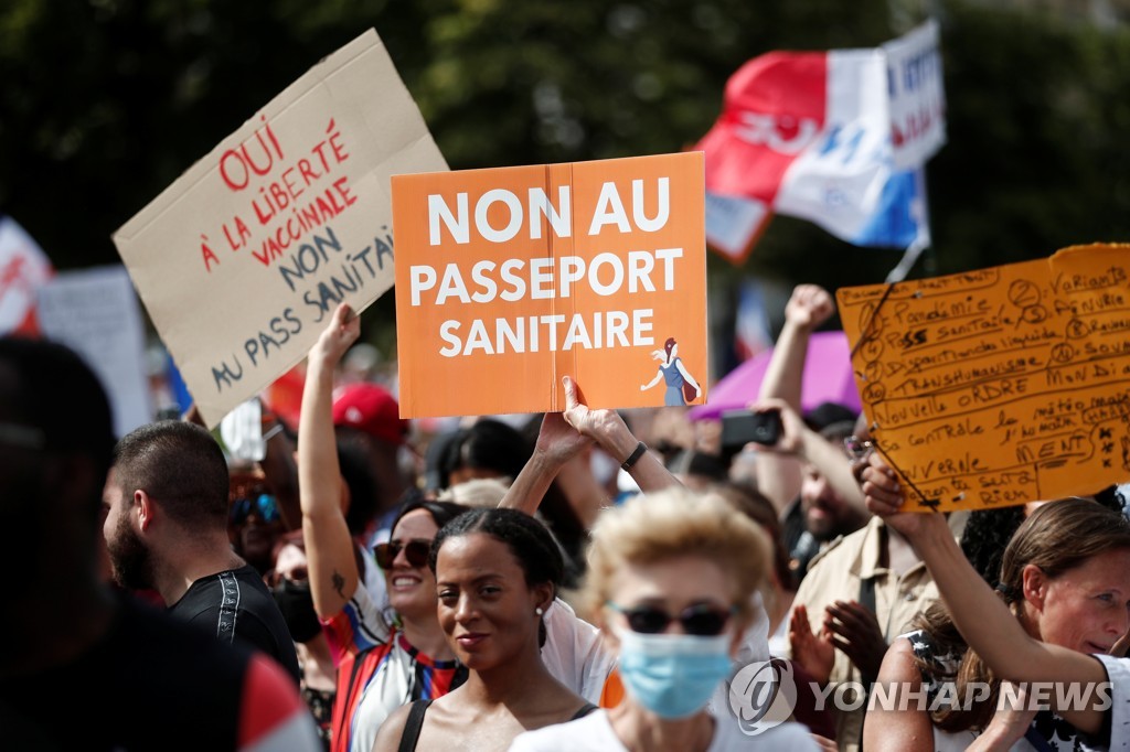 프랑스서 2주째 ′백신 증명서′ 반대 시위…11만명 운집 