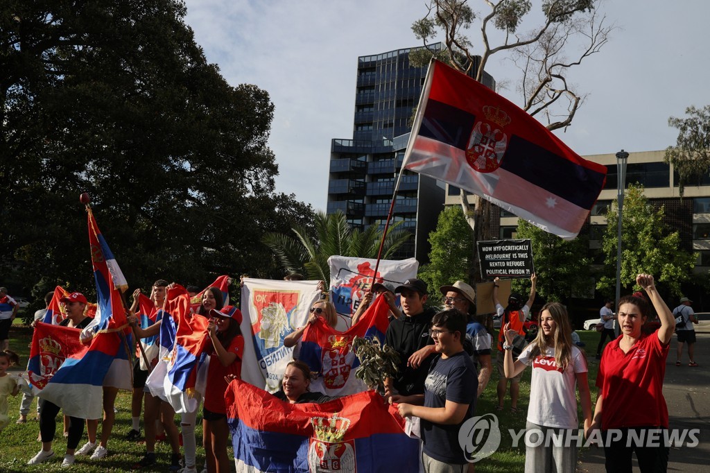 호주 멜버른에서 시위 벌이는 조코비치 지지자들.