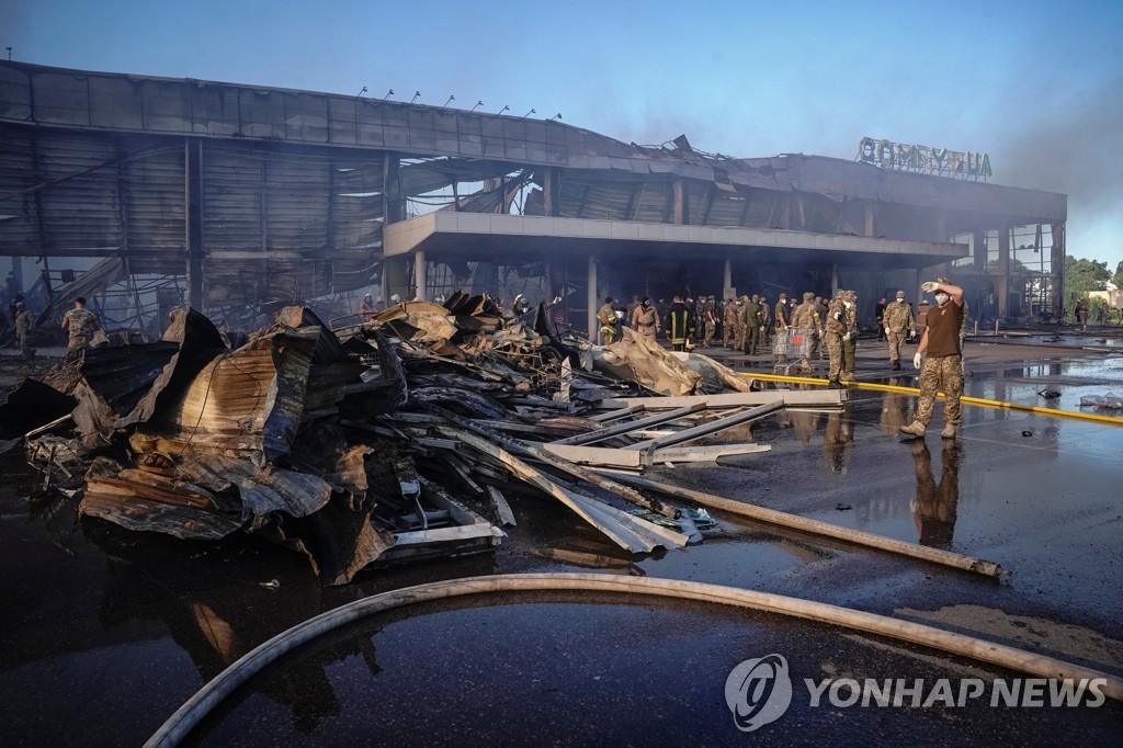 폭격을 받은 우크라이나 크레멘추크 쇼핑센터