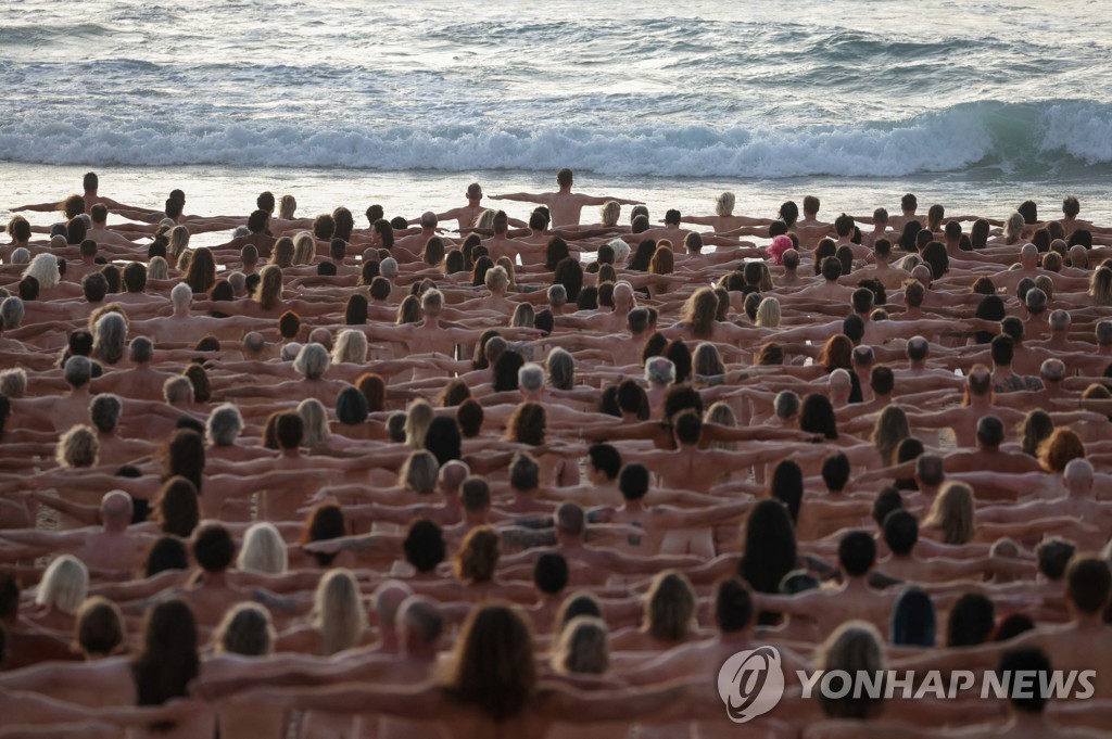 AUSTRALIA-ART/NAKED