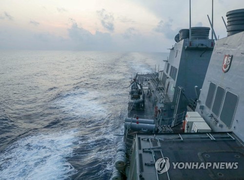 남중국해를 항해하는 미군 함정