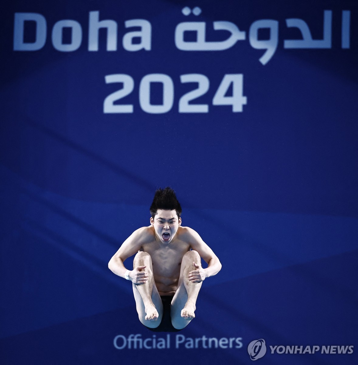 턱 동작으로 회전하는 신정휘