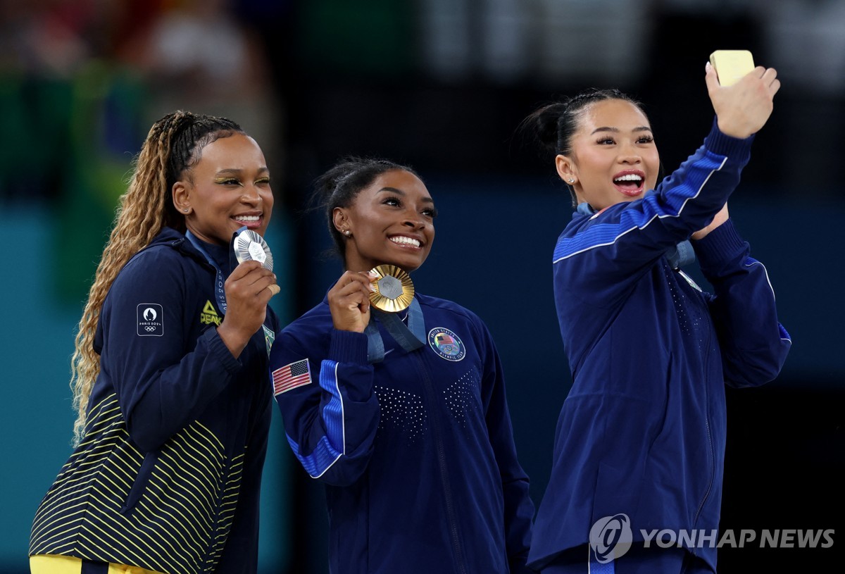 2024 파리 올림픽 여자 체조 개인종합을 제패해 2관왕에 오른 뒤 수상자와 셀피 찍는 바일스