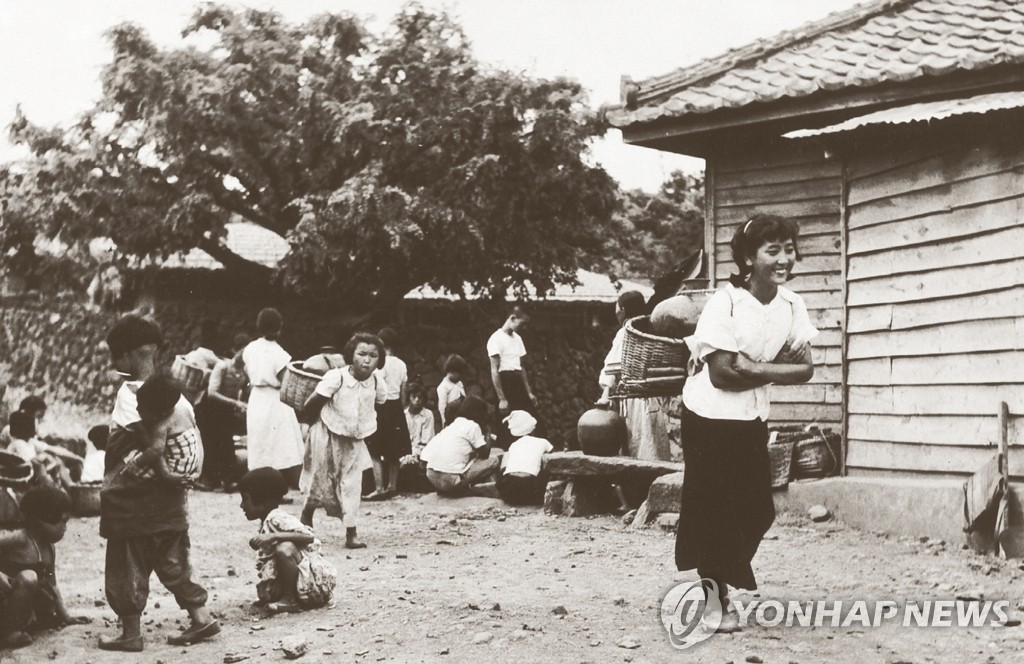 제주 '물허벅'을 진 소녀