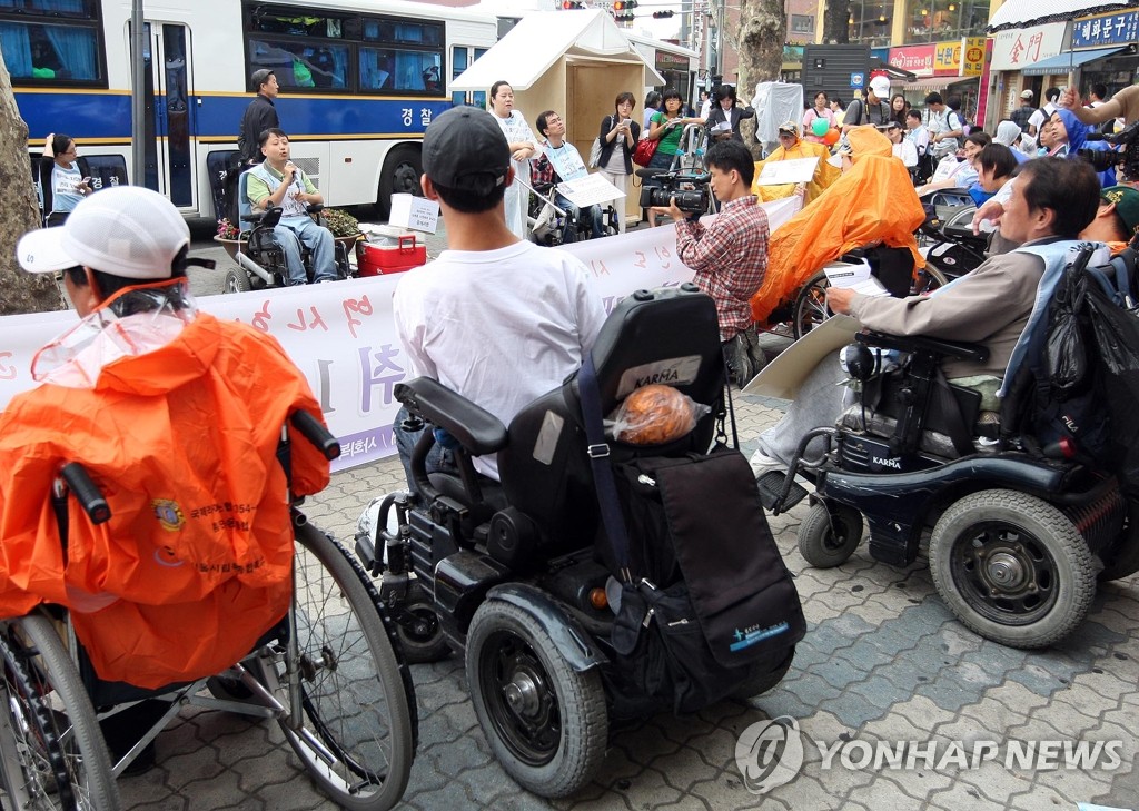 "가족의 구성원으로 살고싶어요"