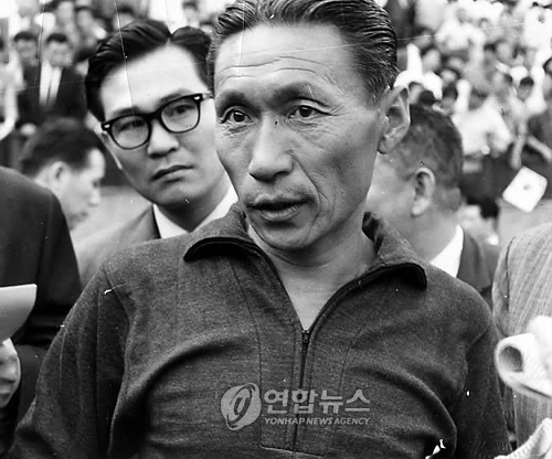 <양지팀 올드스타들, 국정원팀과 친선경기>(종합) - 2