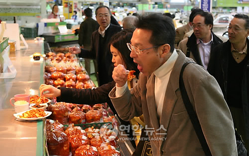 한국김치 맛보는 일본관광객들