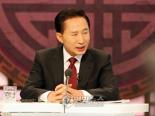 질문에 답변하는 이 대통령