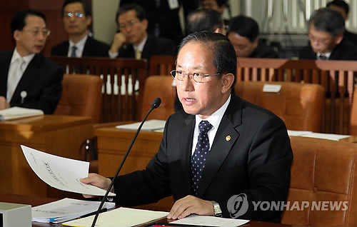 보고하는 김태영 국방장관