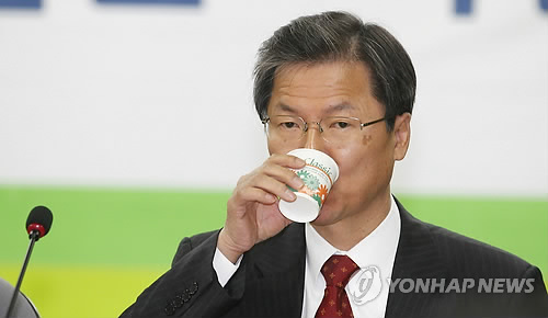 물마시는 천정배 최고위원