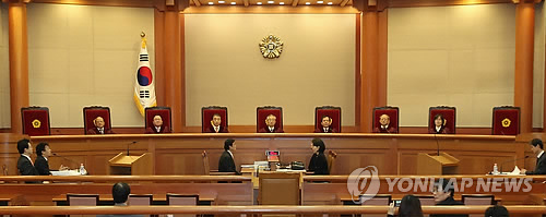사진은 지난해 12월 8일 서울 종로구 재동 헌법재판소에서 열린 '국민건강보험 재정통합 위헌확인' 공개변론에서 재판관들이 대심판정으로 입장하고 있는 모습(자료사진)