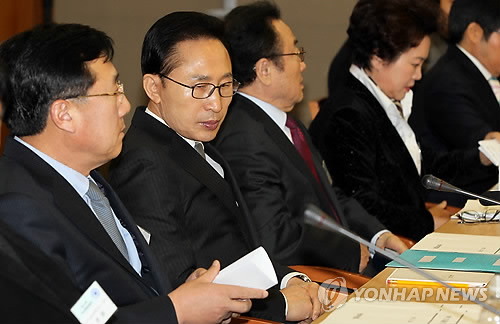 포스트무역 1조달러 전략 듣는 이 대통령